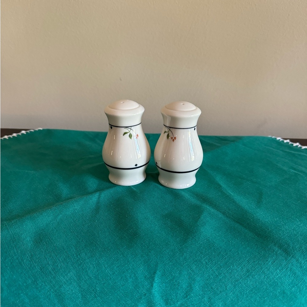 Gorham Ariana Salt and Pepper Shakers